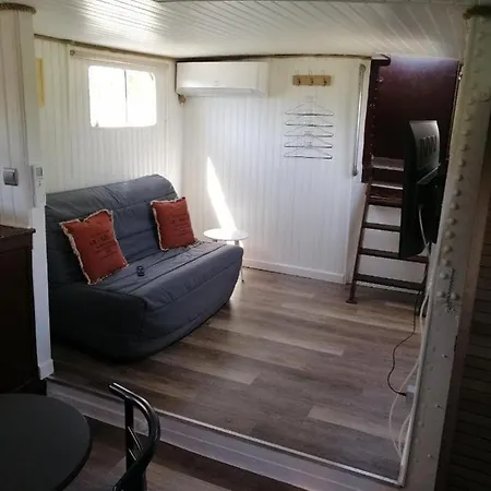 Bateau-hôtel Atypique Et Insolite Sur Notre Péniche La Coradine Avec Grand Aigues-Mortes