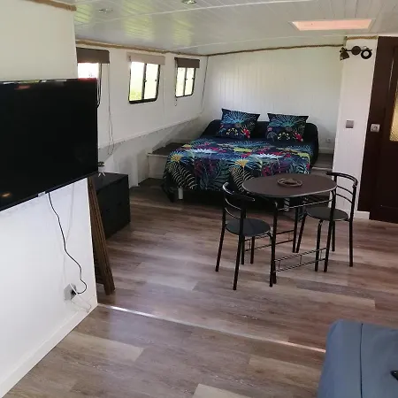 Sejour Atypique Et Insolite Sur Notre Peniche La Coradine Avec Grand *