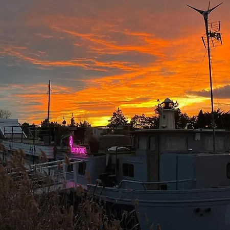 Botel Atypique Et Insolite Sur Notre Péniche La Coradine Avec Jacuzzi *